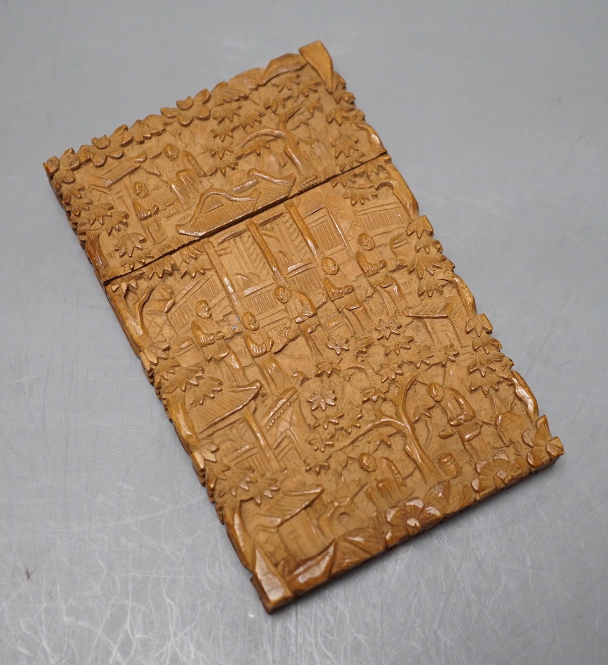 A Canton carved sandalwood card case, 11cm